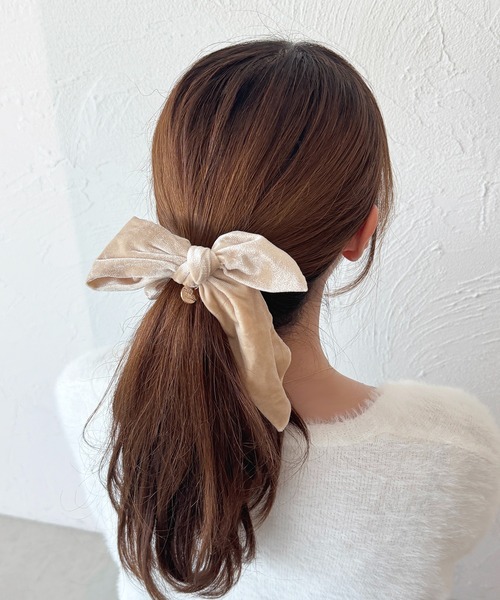 apres jour（アプレジュール）の「【apres jour×ARIAZ】チャーム付きベロアシュシュ（シュシュ・レディース・ブラック/ダークブラウン/ベージュ・FREE）」の3枚目の写真