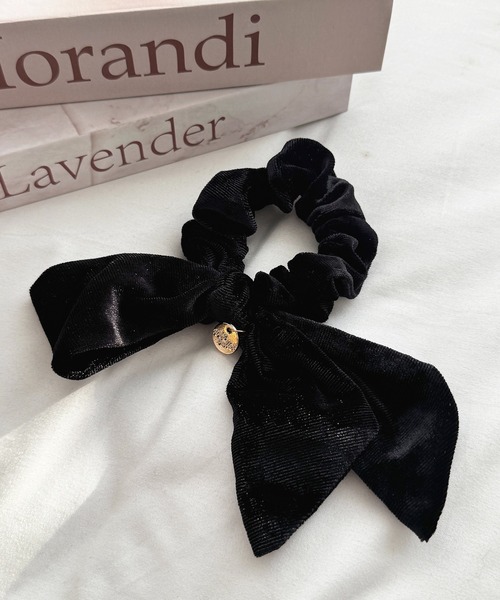 apres jour（アプレジュール）の「【apres jour×ARIAZ】チャーム付きベロアシュシュ（シュシュ・レディース・ブラック/ダークブラウン/ベージュ・FREE）」の2枚目の写真