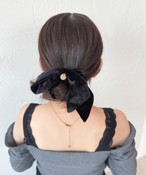 apres jour（アプレジュール）の「【apres jour×ARIAZ】チャーム付きベロアシュシュ（シュシュ・レディース・ブラック/ダークブラウン/ベージュ・FREE）」の5枚目の写真