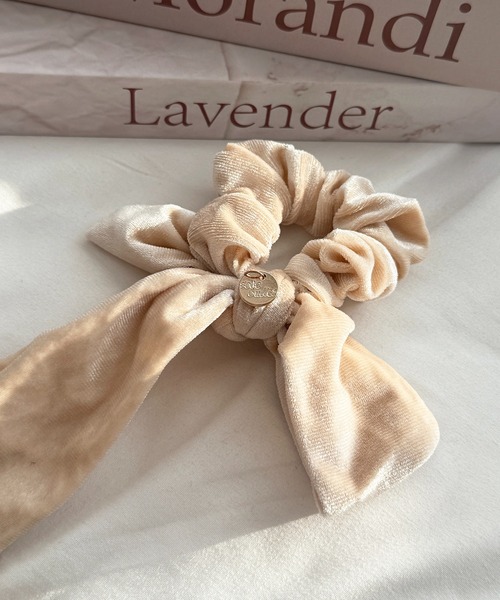 apres jour（アプレジュール）の「【apres jour×ARIAZ】チャーム付きベロアシュシュ（シュシュ・レディース・ブラック/ダークブラウン/ベージュ・FREE）」の7枚目の写真