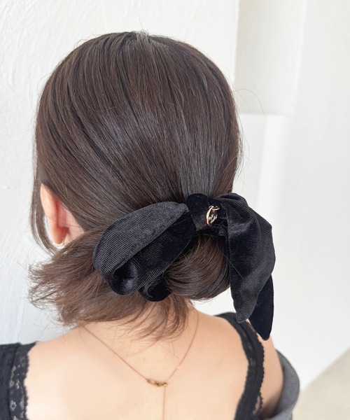 apres jour（アプレジュール）の「【apres jour×ARIAZ】チャーム付きベロアシュシュ（シュシュ・レディース・ブラック/ダークブラウン/ベージュ・FREE）」の4枚目の写真