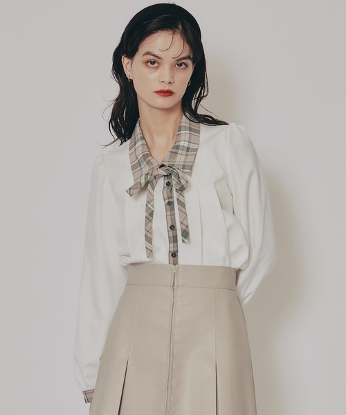 REDYAZEL（レディアゼル）の「チェックバイカラーリボンタイブラウス（シャツ/ブラウス・レディース・グレー/ベージュ/ネイビー・FREE）」の2枚目の写真