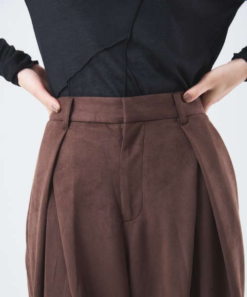 Muscat(マスカット)の「スウェードライク タックワイドパンツ(その他パンツ・レディース・ブラック/ブラウン・F)」の11枚目の写真