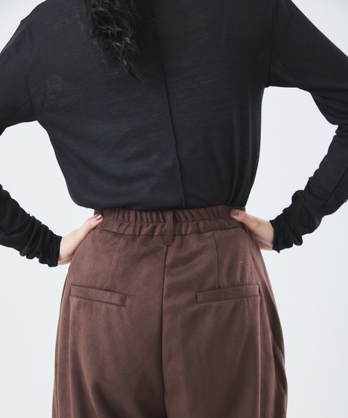 Muscat(マスカット)の「スウェードライク タックワイドパンツ(その他パンツ・レディース・ブラック/ブラウン・F)」の13枚目の写真