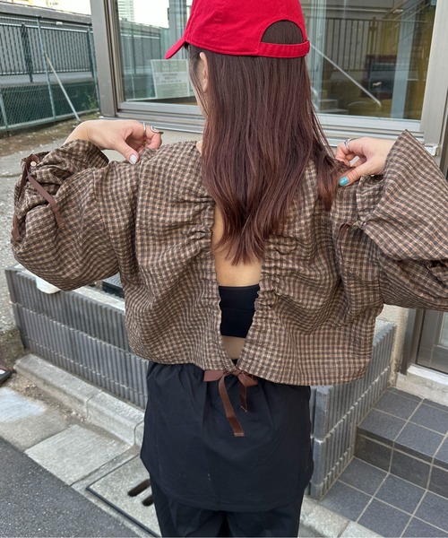 PILIT（ピリット）の「バック一オープンドロストギャザーTOPS（シャツ/ブラウス・レディース・グレー/ブラウン/グリーン・MEDIUM）」の4枚目の写真