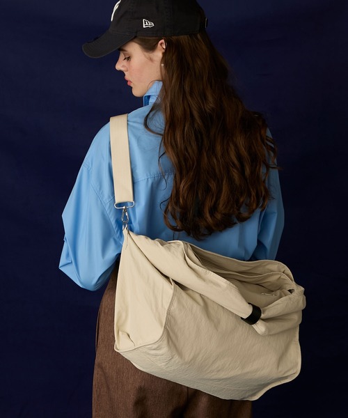 BONLECILL Marche（ボンルシールマルシェ）の「【BONLECILL Marche】《A4収納可能》2wayワイドショルダーバッグ／マザーズバッグ／ユーティリティバッグ（ショルダーバッグ・レディース・グレー/ホワイト/ブラック・FREE）」の2枚目の写真