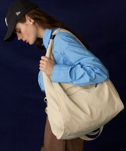 BONLECILL Marche（ボンルシールマルシェ）の「【BONLECILL Marche】《A4収納可能》2wayワイドショルダーバッグ／マザーズバッグ／ユーティリティバッグ（ショルダーバッグ・レディース・グレー/ホワイト/ブラック・FREE）」の4枚目の写真