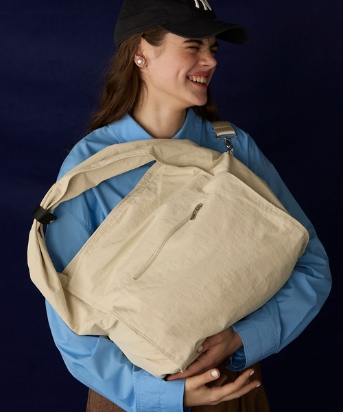 BONLECILL Marche（ボンルシールマルシェ）の「【BONLECILL Marche】《A4収納可能》2wayワイドショルダーバッグ／マザーズバッグ／ユーティリティバッグ（ショルダーバッグ・レディース・グレー/ホワイト/ブラック・FREE）」の5枚目の写真