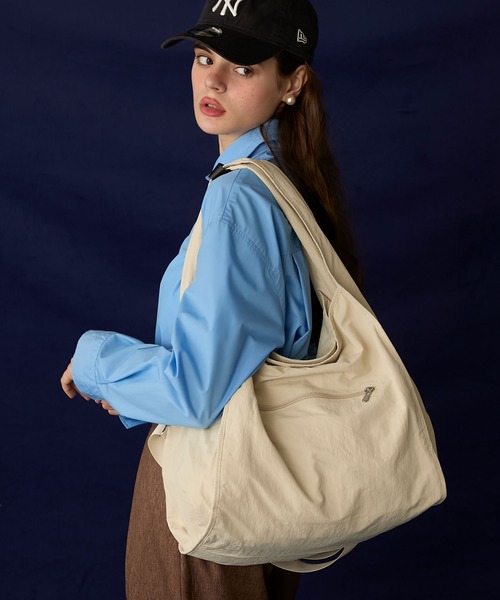 BONLECILL Marche（ボンルシールマルシェ）の「【BONLECILL Marche】《A4収納可能》2wayワイドショルダーバッグ／マザーズバッグ／ユーティリティバッグ（ショルダーバッグ・レディース・グレー/ホワイト/ブラック・FREE）」の7枚目の写真