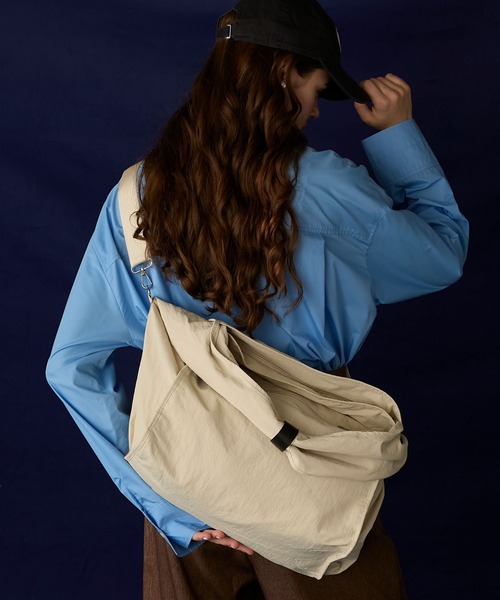 BONLECILL Marche（ボンルシールマルシェ）の「【BONLECILL Marche】《A4収納可能》2wayワイドショルダーバッグ／マザーズバッグ／ユーティリティバッグ（ショルダーバッグ・レディース・グレー/ホワイト/ブラック・FREE）」の10枚目の写真