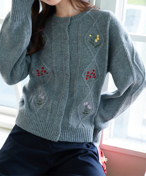 KOBE LETTUCE(コウベレタス)の「刺繍ケーブルニットカーディガン(カーディガン/ボレロ・レディース・ブラック/アイボリー/グレー・M)」の1枚目の写真