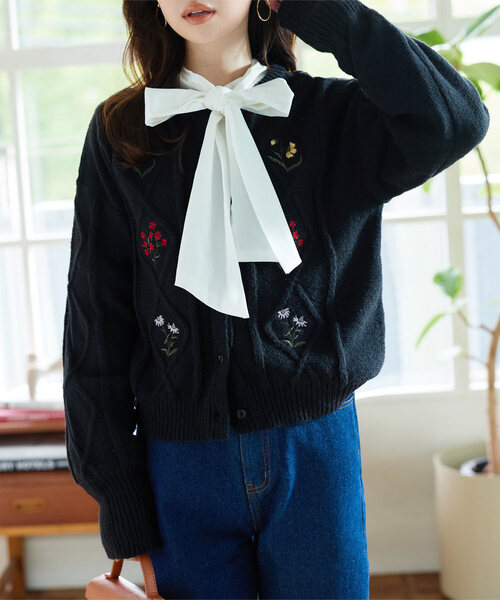 KOBE LETTUCE(コウベレタス)の「刺繍ケーブルニットカーディガン(カーディガン/ボレロ・レディース・ブラック/アイボリー/グレー・M)」の3枚目の写真