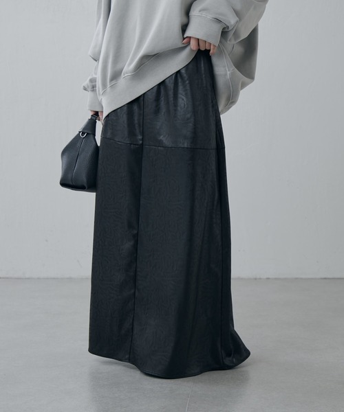 Lui's（ルイス）の「サテンレザーライクスカート（スカート・レディース・ライトグレー/ブラック・36/38）」の3枚目の写真