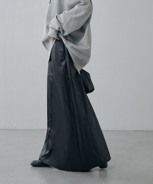 Lui's（ルイス）の「サテンレザーライクスカート（スカート・レディース・ライトグレー/ブラック・36/38）」の5枚目の写真