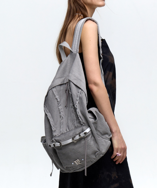 RSSC(アールエスエスシー)の「RAW CUT DENIM BACKPACK - GRAY(バックパック/リュック・レディース・その他・FREE)」の2枚目の写真