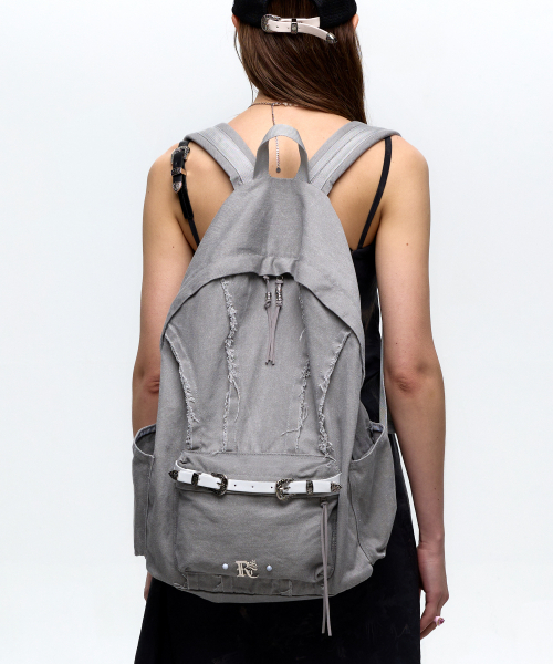 RSSC(アールエスエスシー)の「RAW CUT DENIM BACKPACK - GRAY(バックパック/リュック・レディース・その他・FREE)」の3枚目の写真