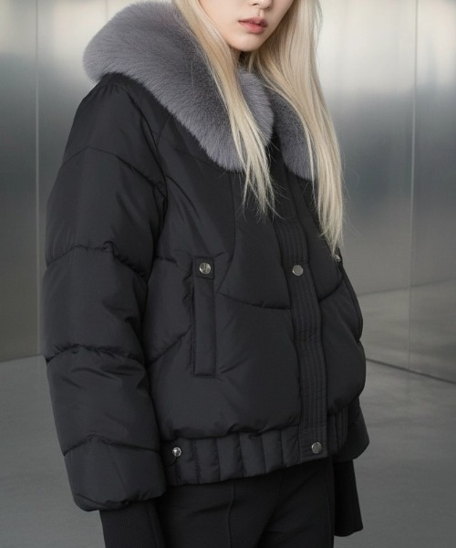 .KOM（ドットコム）の「A'GEM/9 × .kom 『.kom/ドットケーオーエム』Y2K ボリュームファー付きショート中綿ジャケット（ダウンジャケット/コート・レディース・ブラック/ホワイト・M/L）」の7枚目の写真