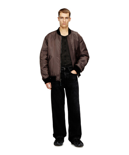 DIESEL(ディーゼル)の「メンズ リラックスフィット ブラックデニムパンツ 2001 D-MACRO L.30(デニムパンツ・メンズ・ブラック・30inch/28inch/32inch/34inch/36inch/26inch)」の4枚目の写真