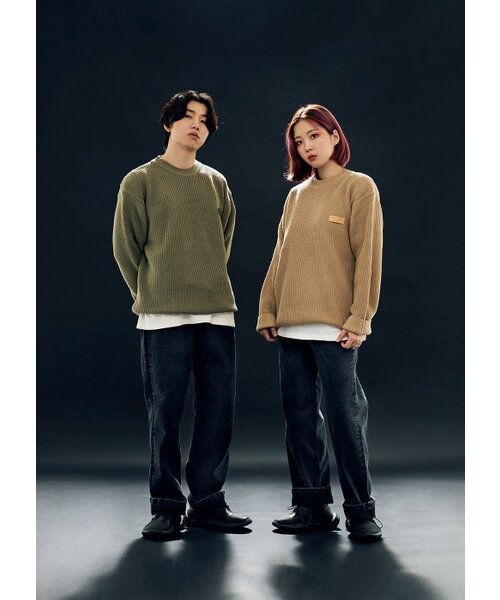 APOSTROPHE COMMA(アポストロフィコンマ)の「ベーシックブラックレザーパッチクルーネックニット(薄カーキ)(ニット/セーター・メンズ・オリーブ・FREE)」の1枚目の写真