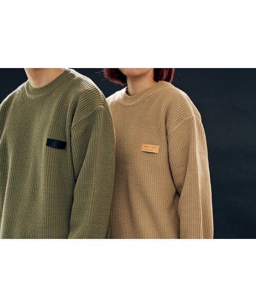 APOSTROPHE COMMA(アポストロフィコンマ)の「ベーシックブラックレザーパッチクルーネックニット(薄カーキ)(ニット/セーター・メンズ・オリーブ・FREE)」の3枚目の写真