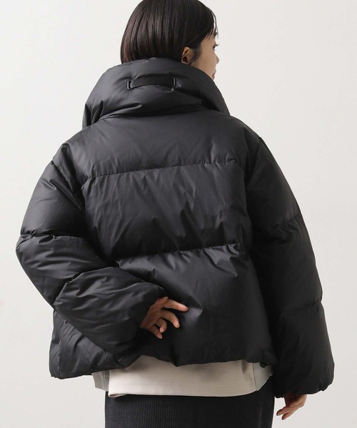 Gready Brilliant（グレディブリリアン）の「スタンドネックショートダウン（ダウンジャケット/コート・レディース・ブラック/グレイッシュベージュ・38）」の21枚目の写真
