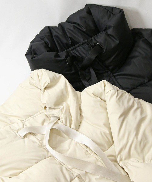 Gready Brilliant（グレディブリリアン）の「スタンドネックショートダウン（ダウンジャケット/コート・レディース・ブラック/グレイッシュベージュ・38）」の13枚目の写真