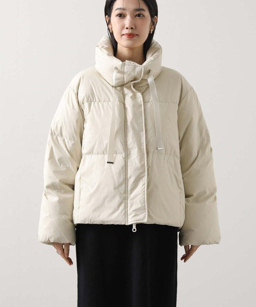 Gready Brilliant（グレディブリリアン）の「スタンドネックショートダウン（ダウンジャケット/コート・レディース・ブラック/グレイッシュベージュ・38）」の5枚目の写真