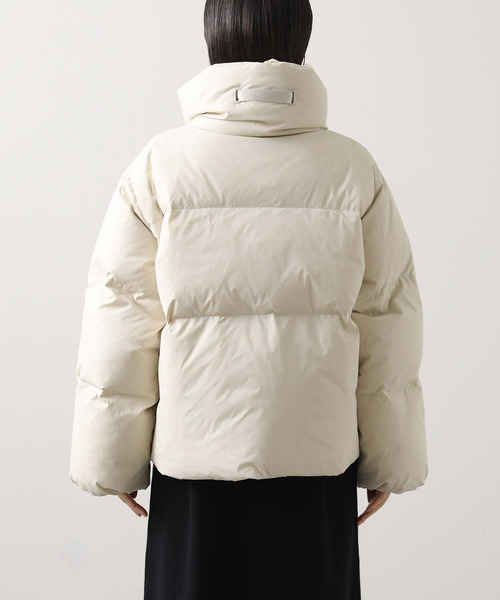 Gready Brilliant（グレディブリリアン）の「スタンドネックショートダウン（ダウンジャケット/コート・レディース・ブラック/グレイッシュベージュ・38）」の6枚目の写真