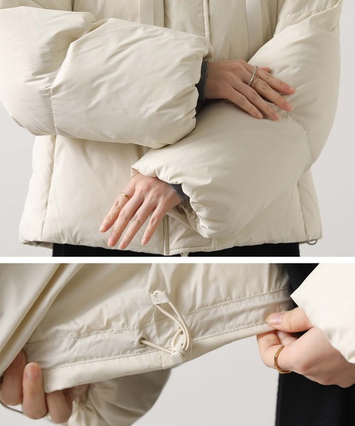 Gready Brilliant（グレディブリリアン）の「スタンドネックショートダウン（ダウンジャケット/コート・レディース・ブラック/グレイッシュベージュ・38）」の10枚目の写真
