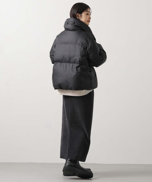 Gready Brilliant（グレディブリリアン）の「スタンドネックショートダウン（ダウンジャケット/コート・レディース・ブラック/グレイッシュベージュ・38）」の17枚目の写真