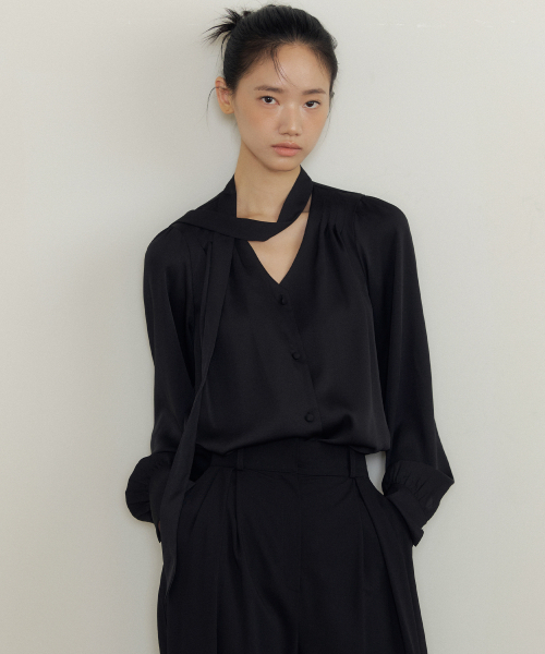 LUCIR ZU(ルシールズ)の「Soft Drape Tie-Neck V-Blouse (black)(シャツ/ブラウス・レディース・その他・FREE)」の2枚目の写真