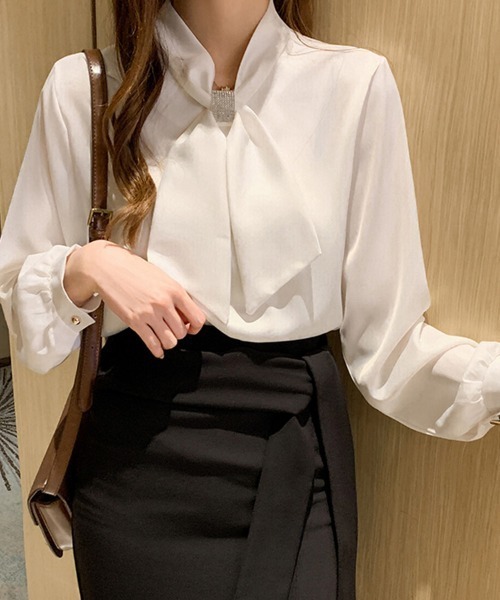 ONEP STAR(ワンピスター)の「ボウタイ付きスクエアブラウス(シャツ/ブラウス・レディース・ホワイト/ベージュ・LARGE/X-LARGE/MEDIUM)」の11枚目の写真