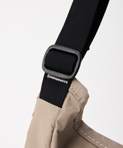 KELTY(ケルティ)の「BAILA 掲載モデル【KELTY】PACKABLE CURVE SHOULDER S パッカブル ショルダーバック サコッシュ リップストップナイロン(ショルダーバッグ・レディース・ネイビー/グレー/ブラウン系/ブラック/ベージュ・ONE SIZE)」の12枚目の写真