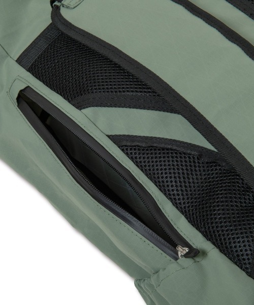 AKTR(アクター)の「AKTR STUFF ROLLTOP BACKPACK(アクター スタッフ ロールトップ バックパック)(バックパック/リュック・メンズ・ブラック系/グリーン系・ONE SIZE)」の12枚目の写真