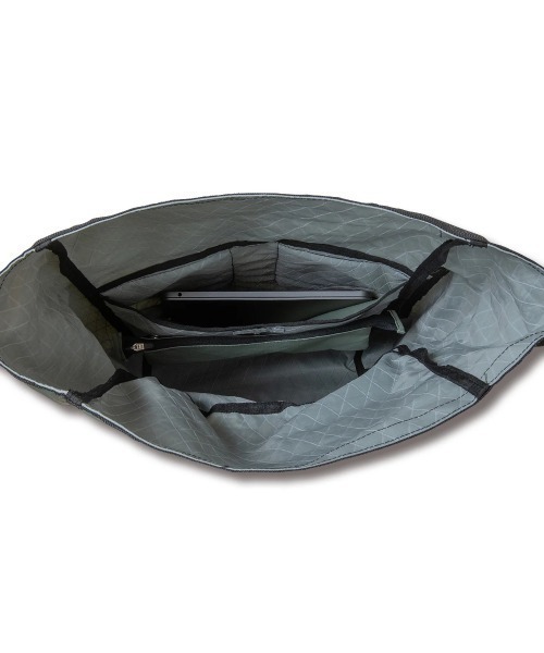 AKTR(アクター)の「AKTR STUFF ROLLTOP BACKPACK(アクター スタッフ ロールトップ バックパック)(バックパック/リュック・メンズ・ブラック系/グリーン系・ONE SIZE)」の14枚目の写真