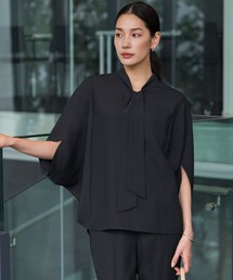 【新色追加・WEB限定カラーあり】FluidBackSatin ドルマンスリーブボウタイブラウス