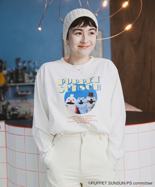 SENSE OF PLACE by URBAN RESEARCH（センスオブプレイスバイアーバンリサーチ）の「『ユニセックス』『別注』SUNSUN×SENSE OF PLACE　グラフィックTシャツ（Tシャツ/カットソー・レディース・チャコールグレー/オフホワイト・LARGE/MEDIUM）」の3枚目の写真
