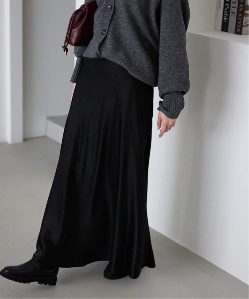 SLOBE IENA（スローブイエナ）の「《WEB限定/追加2》グロッシーサテンフレアスカート（スカート・レディース・アイボリー/ブラック・FREE）」の14枚目の写真