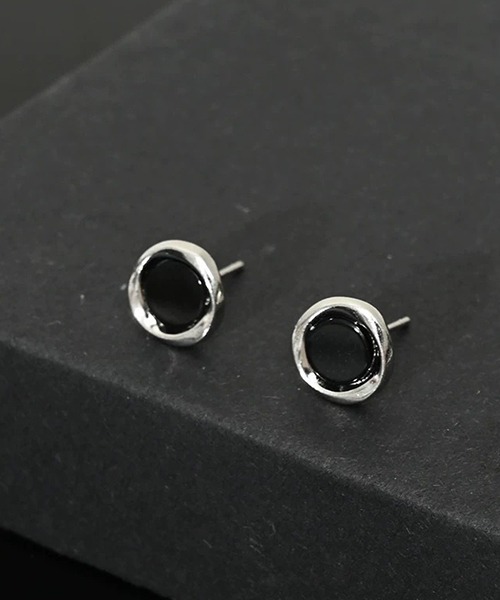 almo(アルモ)の「EK563/シルバーブラックストーンペアピアス/両耳用/メンズ(NEZ)(ピアス(両耳用)・メンズ・シルバー・FREE)」の4枚目の写真