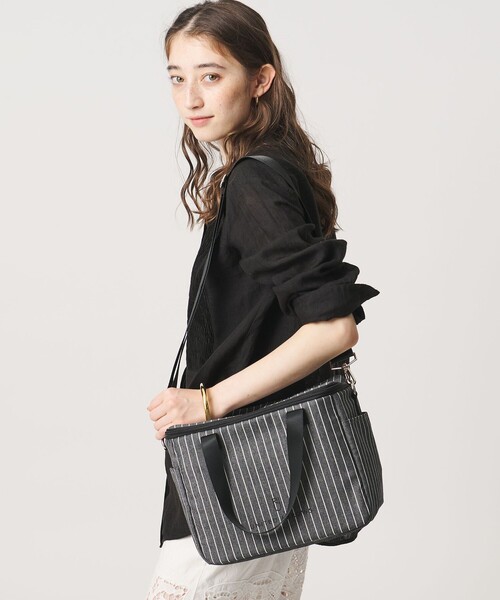 UNITED ARROWS(ユナイテッドアローズ)の「ストライプ ボックス型 トートバッグ M(トートバッグ・レディース・ブラック/ライトブルー・FREE)」の1枚目の写真