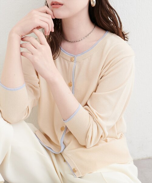 natural couture(ナチュラルクチュール)の「【sherbet line】接触冷感・UVカット付き配色金ボタンカーディガン(ニット/セーター・レディース・ピンク/ベージュ/オフホワイト/ブラック/サックスブルー・FREE)」の3枚目の写真