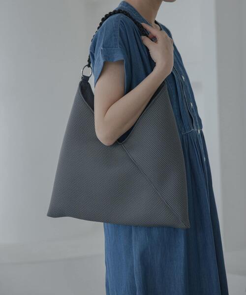 URBAN RESEARCH Sonny Label（アーバンリサーチサニーレーベル）の「メッシュトライアングルバッグ（トートバッグ・レディース・ブラック/グレー/ネイビー・ONE）」の8枚目の写真