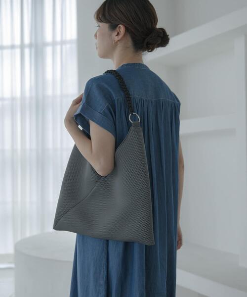 URBAN RESEARCH Sonny Label（アーバンリサーチサニーレーベル）の「メッシュトライアングルバッグ（トートバッグ・レディース・ブラック/グレー/ネイビー・ONE）」の9枚目の写真