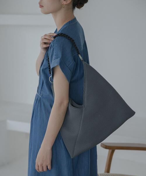URBAN RESEARCH Sonny Label（アーバンリサーチサニーレーベル）の「メッシュトライアングルバッグ（トートバッグ・レディース・ブラック/グレー/ネイビー・ONE）」の10枚目の写真
