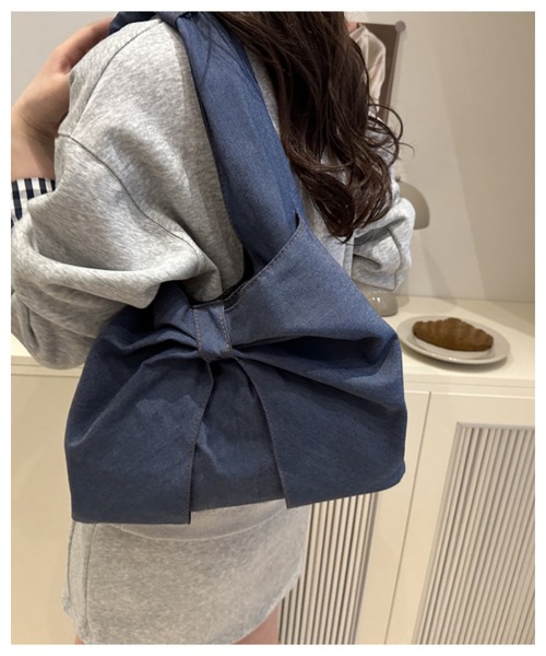 CHEER(チアー)の「大人可愛い。軽量デニム風リボンモチーフ ハンドバッグ(トートバッグ・レディース・ライトブルー/ブルー/ダークブルー・FREE)」の3枚目の写真