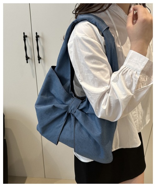 CHEER(チアー)の「大人可愛い。軽量デニム風リボンモチーフ ハンドバッグ(トートバッグ・レディース・ライトブルー/ブルー/ダークブルー・FREE)」の1枚目の写真