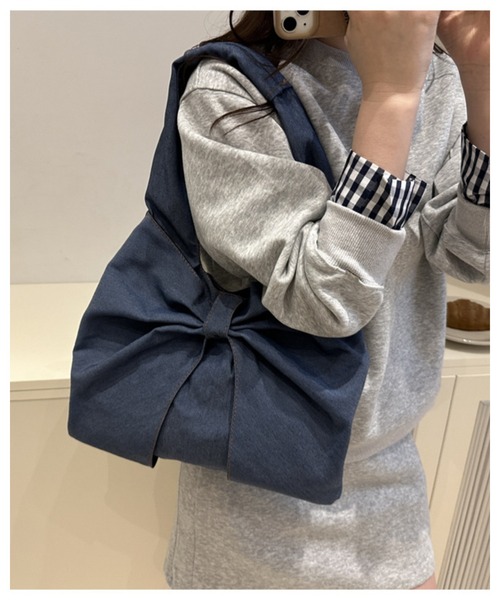 CHEER(チアー)の「大人可愛い。軽量デニム風リボンモチーフ ハンドバッグ(トートバッグ・レディース・ライトブルー/ブルー/ダークブルー・FREE)」の4枚目の写真