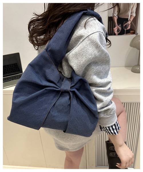 CHEER(チアー)の「大人可愛い。軽量デニム風リボンモチーフ ハンドバッグ(トートバッグ・レディース・ライトブルー/ブルー/ダークブルー・FREE)」の6枚目の写真