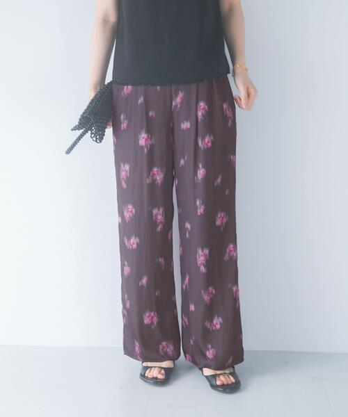 URBAN RESEARCH ROSSO WOMEN（アーバンリサーチ　ロッソ）の「ダークプリントイージーワイドパンツ（その他パンツ・レディース・ブラック/ブラウン・38/36）」の3枚目の写真