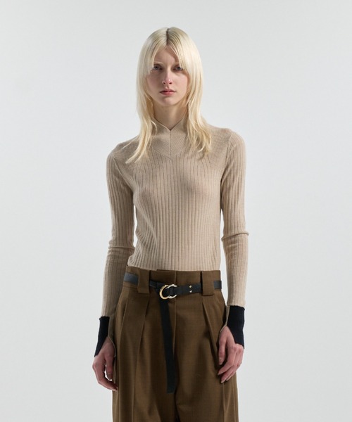 CINOH(チノ)の「15.5 MICRON WOOL SOFT V-NECK KNIT(ニット/セーター・レディース・ブラック/チャコールグレー/ベージュ・38/36)」の1枚目の写真